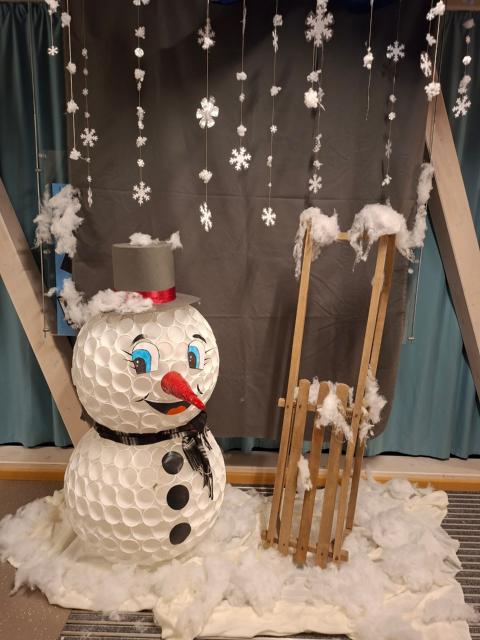 Schneemann mit Schlitten