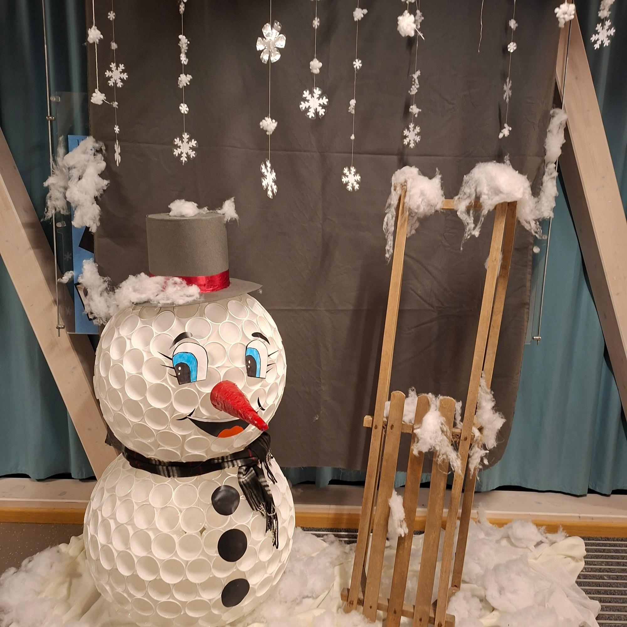 Schneemann mit Schlitten